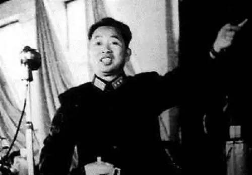 刘亚楼这人，脑子灵光，胆子也大，就是脾气暴，作风硬。他骂起部下跟骂自己家孩子似的