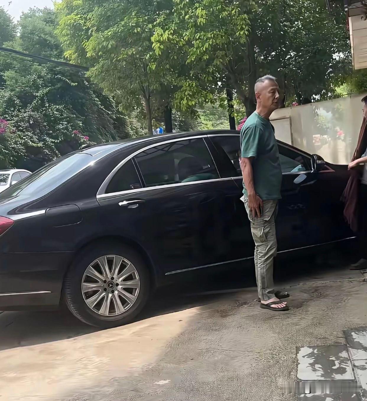 网友在昆明偶遇72岁刘德凯，当时他正到门店给爱车做保养，时光一晃他竟已是古稀之年