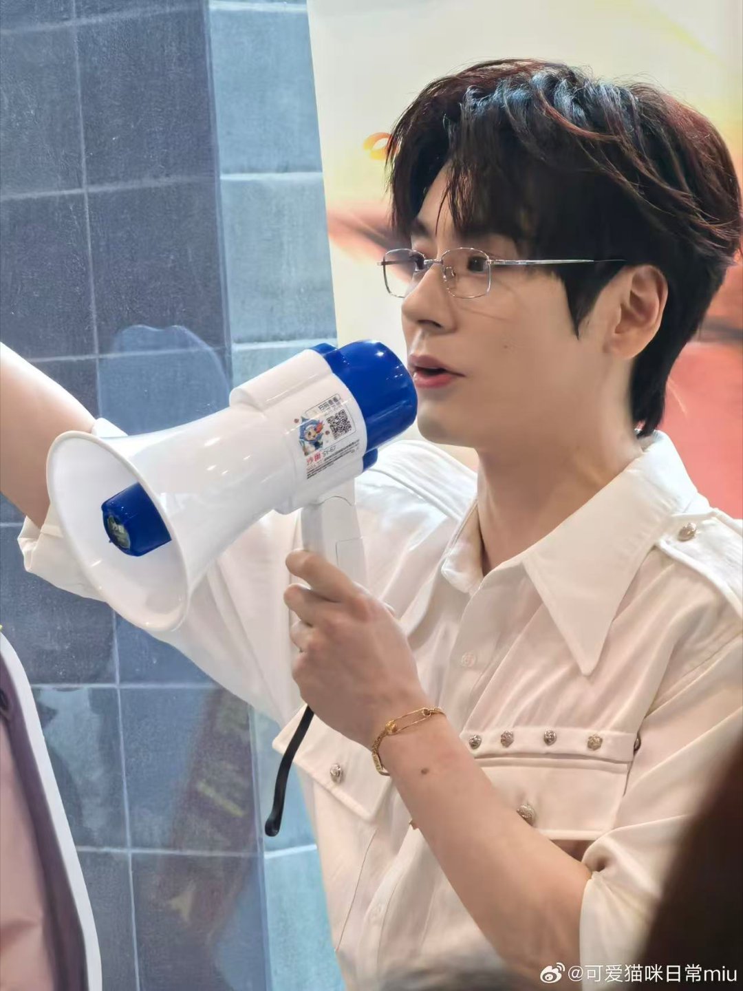 魏哲鸣被喊谢谢老公的反应魏哲鸣被女粉套路魏哲鸣被粉丝喊老公瞬间害羞破防，温柔又腼