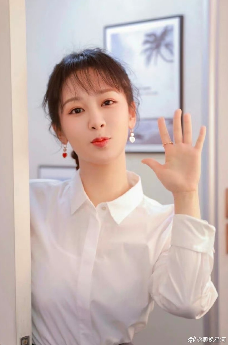 第31届白玉兰获奖名单揭晓，杨紫凭借《生命树》拿下白玉兰视后。跟她争这个奖的，是