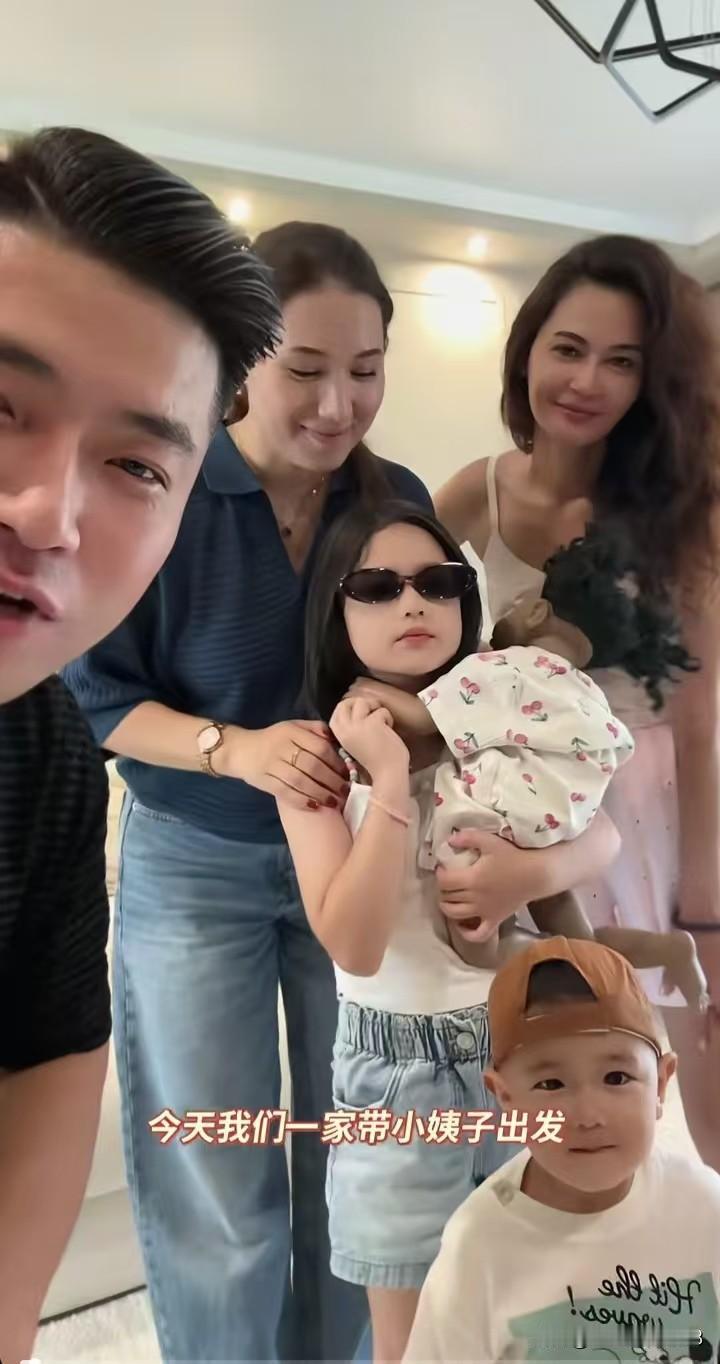 裴宇今天带着全家人去浪漫的土耳其，缇安这小墨镜一戴，酷酷的，像个大老板，真有派头