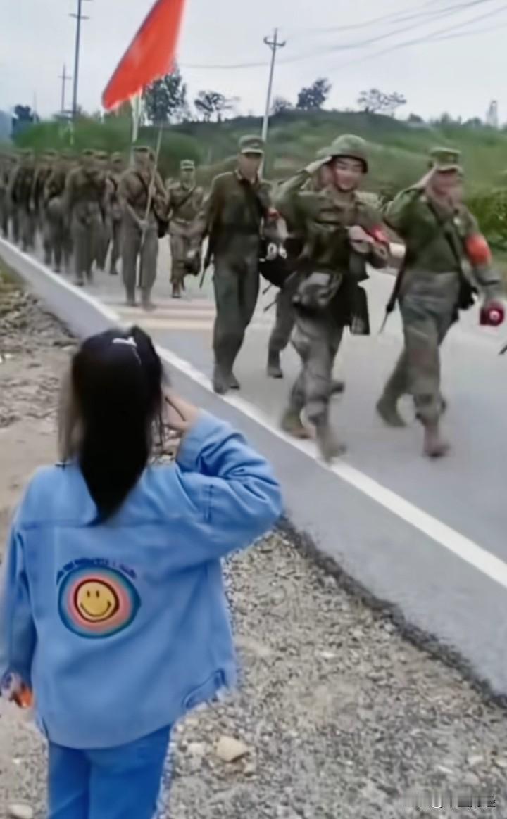 【感人画面】小女孩瞧见解放军走来，马上双脚立正，向他们敬了个礼！解放军战士即刻回
