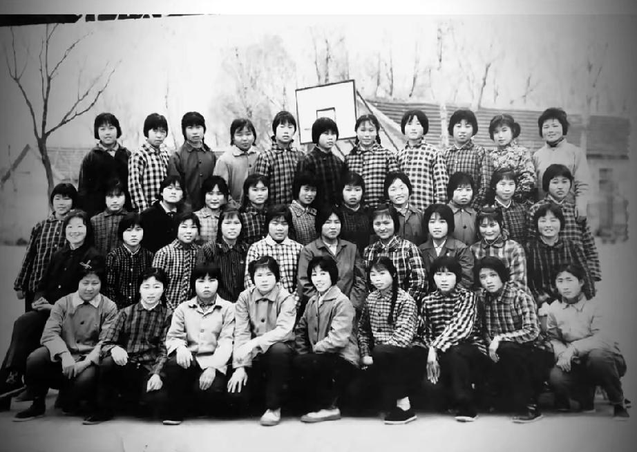 郓城五中 78 级全体姑娘合影

一张黑白旧照，定格郓城五中 78 级全体姑娘的