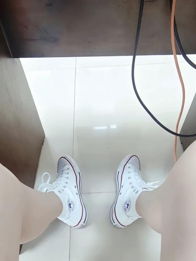 鞋子脏了别急着扔，小白鞋用牙膏加酒精刷，千万别晒不然会发黄。棉拖鞋泡温水加洗衣液