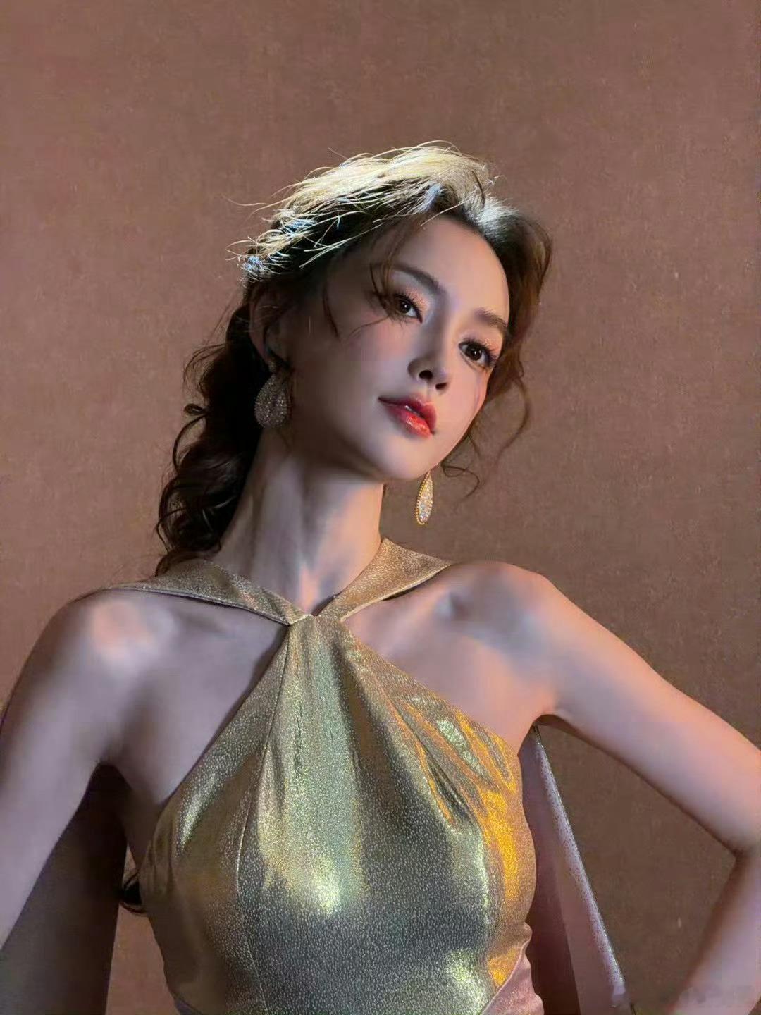 时隔两年Angelababy再战红毯不亏是颜值一挂的Angelababy再走红毯