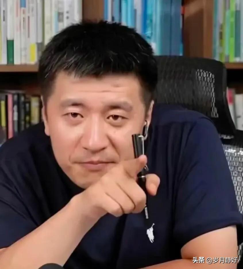 这段话看得人心里一酸。
男人最软的肋骨，从来都是女儿。
 
在外是顶天立地、拼命