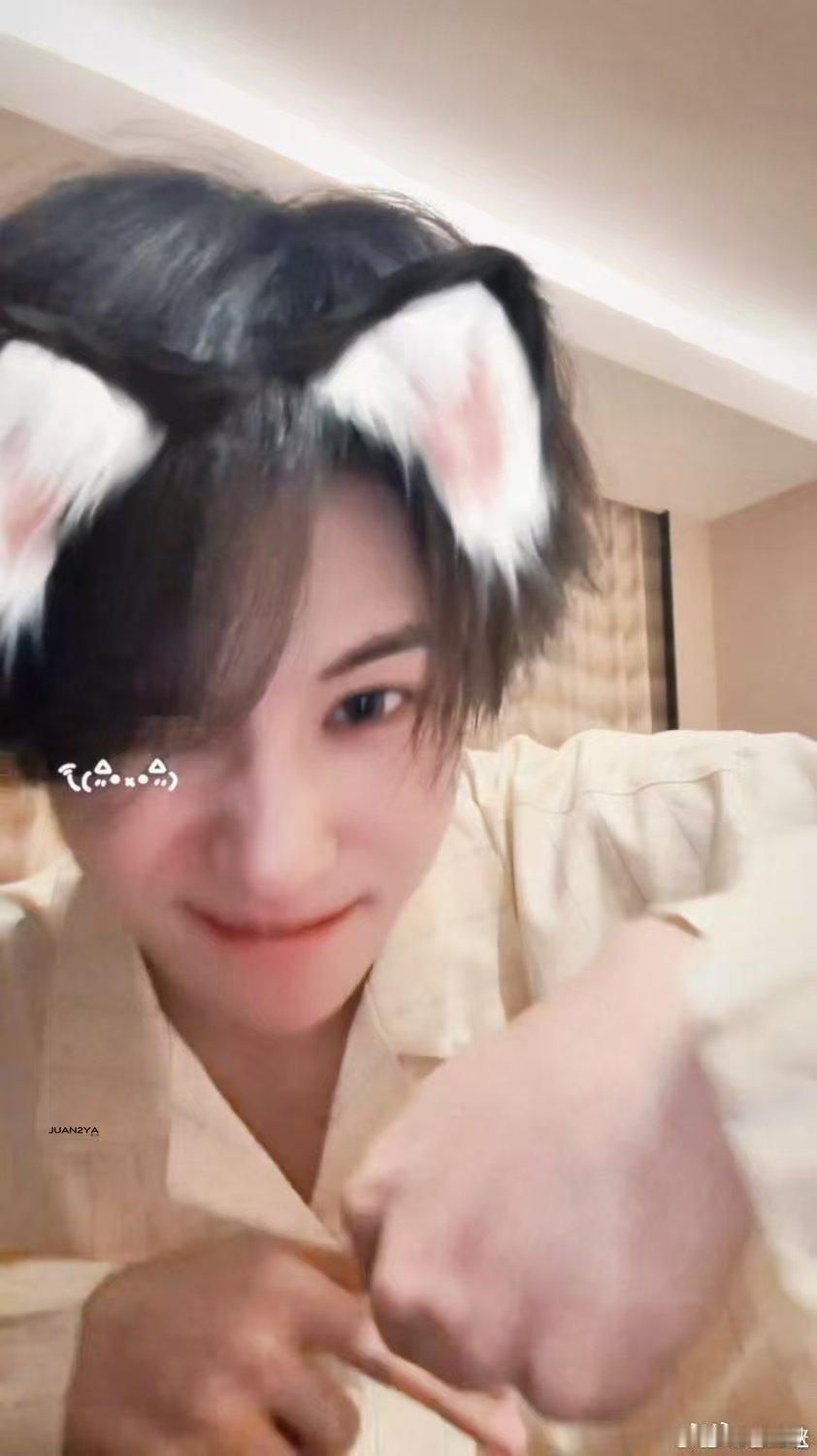 张真源Youaremylove手势舞舞姿轻快氛围感满分，可爱气质尽显，这样的舞台