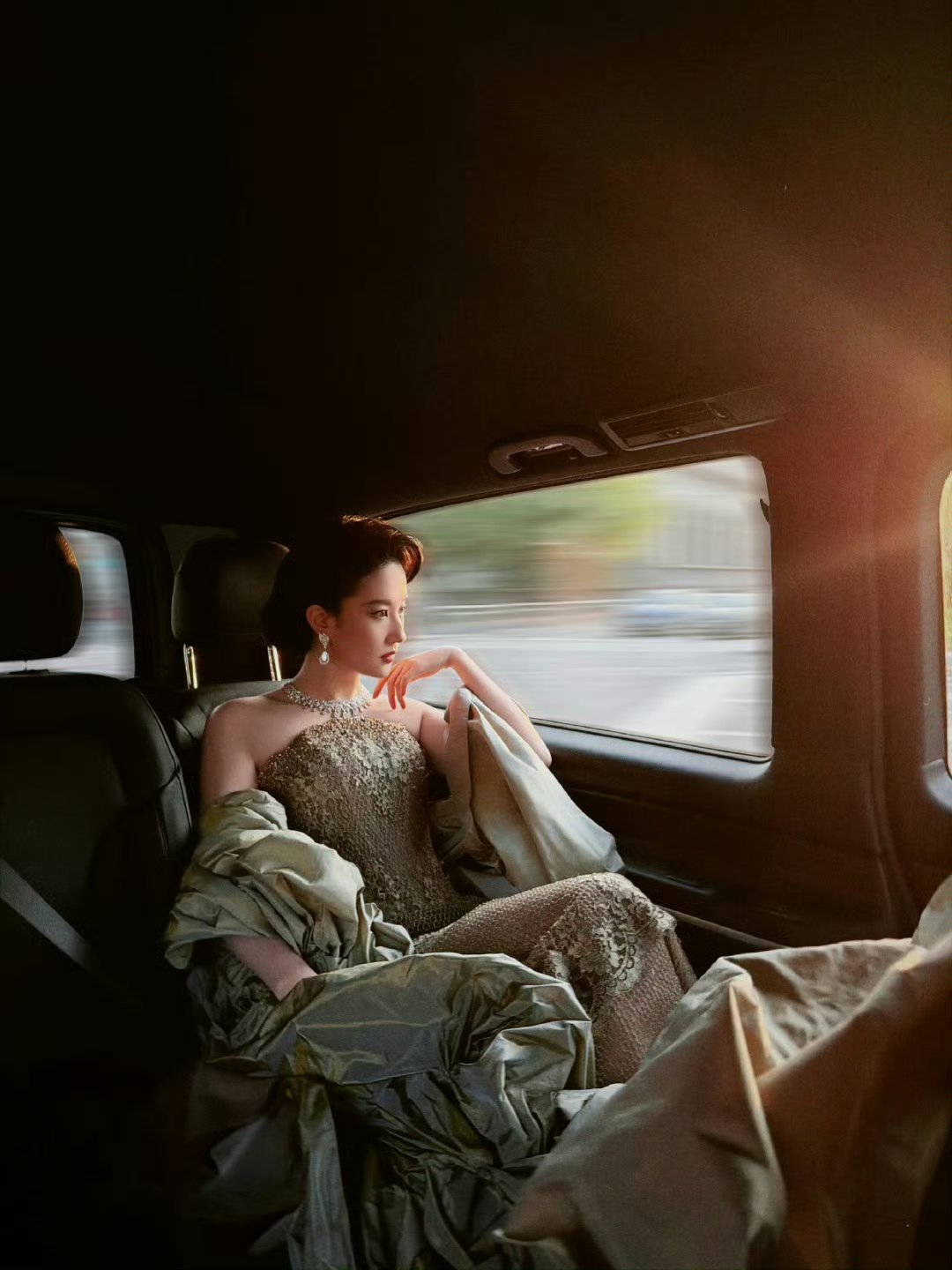 刘亦菲车内大片完全女王本我呀，这也太有气场了 