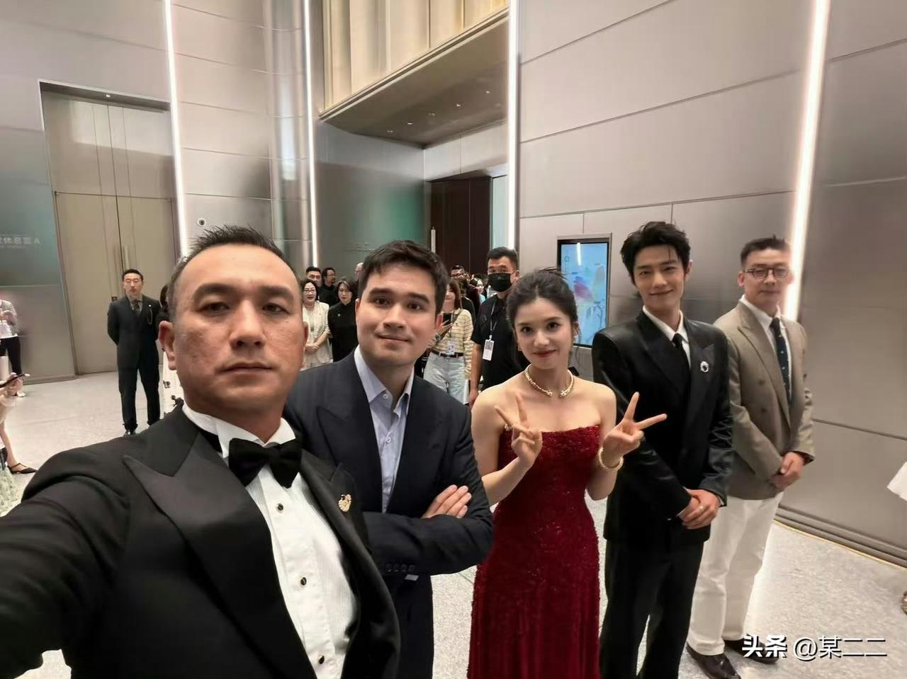 哈哈哈，终于看到原图了[可爱][可爱][可爱]肖战就这样站在后面萌萌的笑，藏海传