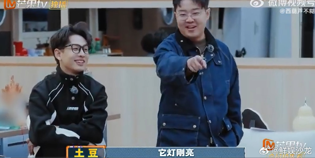 王铮亮月亮照山川全手动转山路谁懂啊！亮哥唱《月亮照山川》，全靠腿儿走出的意境感快