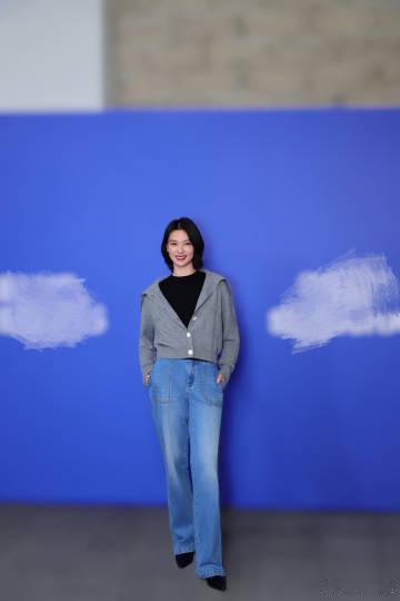 邱天的松弛感长在骨子里了 邱天好像天生就自带“松弛穿搭Buff”！灰调羊绒衫、短