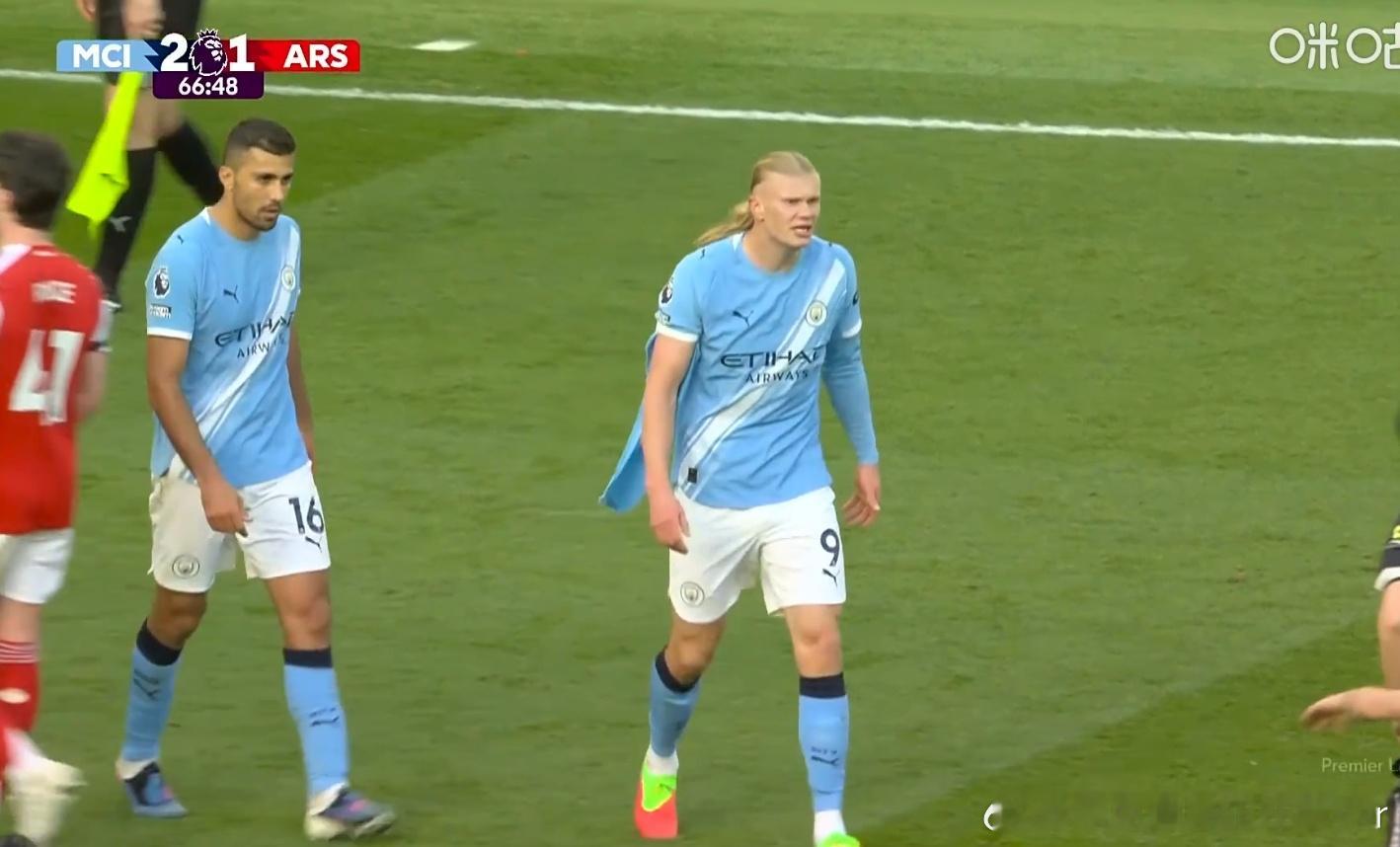 衣服都撕烂成这样了都不犯规的么……曼城vs阿森纳