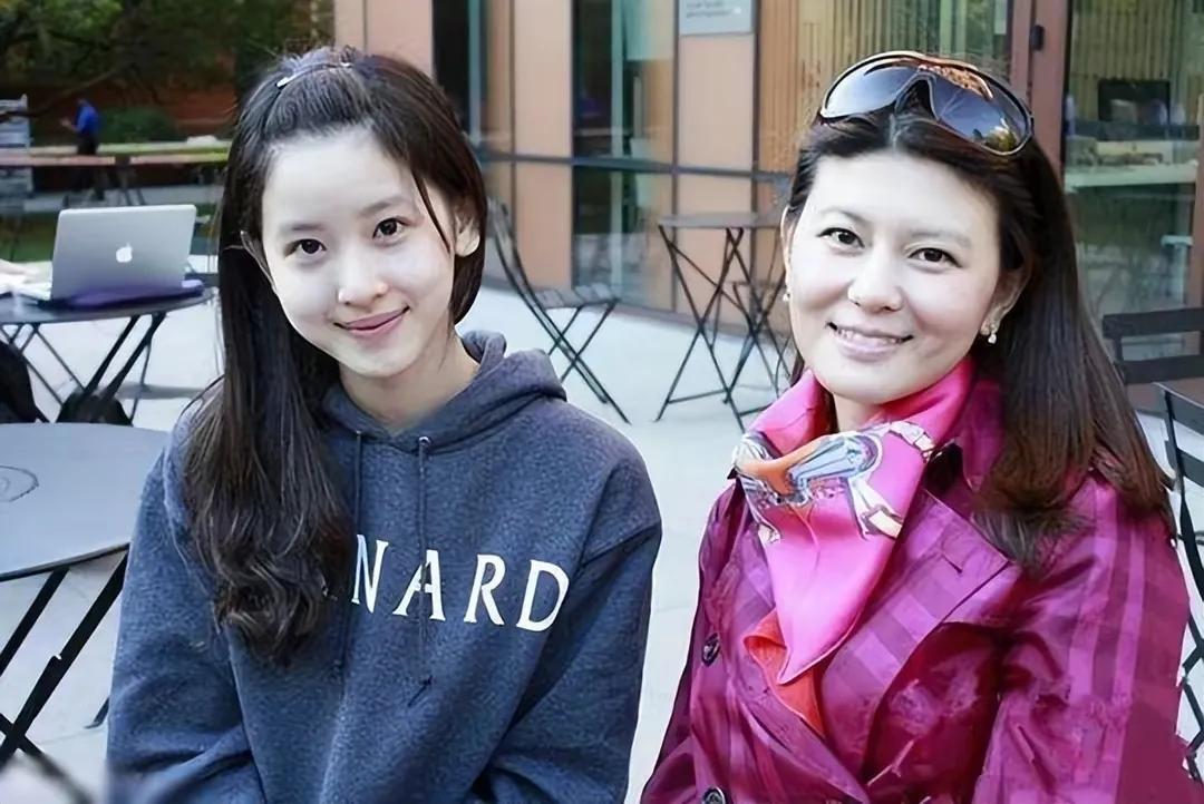 章泽天的妈妈颜值一般，为什么章泽天长的那么好看？