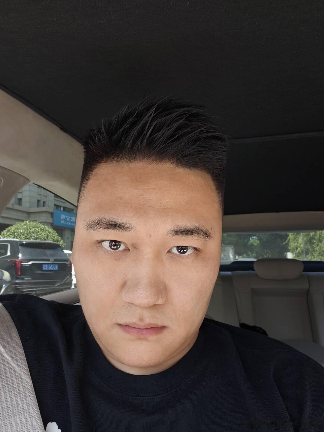 剪完头，打了发蜡，恍惚间有一种吴彦祖的感觉 