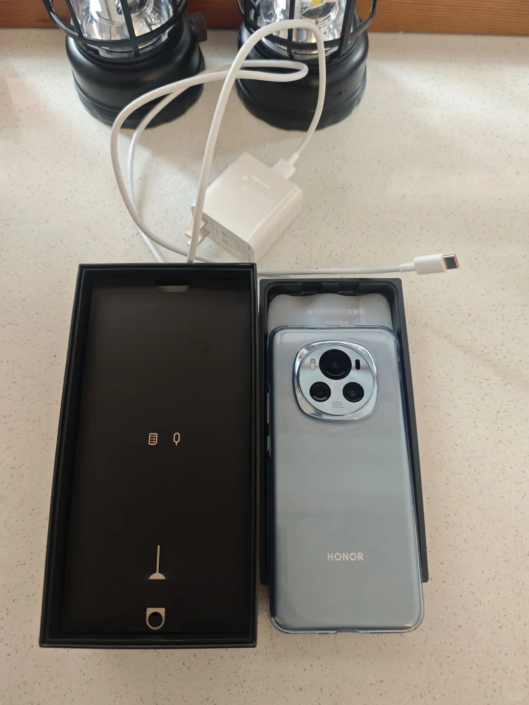 买手机看网上都说荣耀magic6Pro很牛，但是我阴差阳错买了一台标准版，一通体...