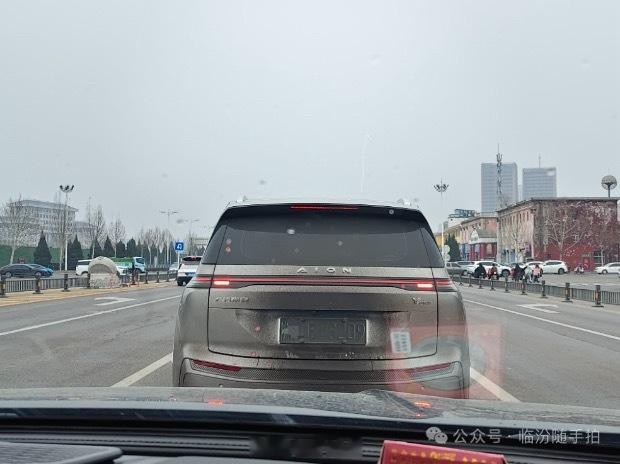 车身其它部分是干净的，唯独车牌区域被脏污了，你们觉得这是巧合还是故意？大v聊车