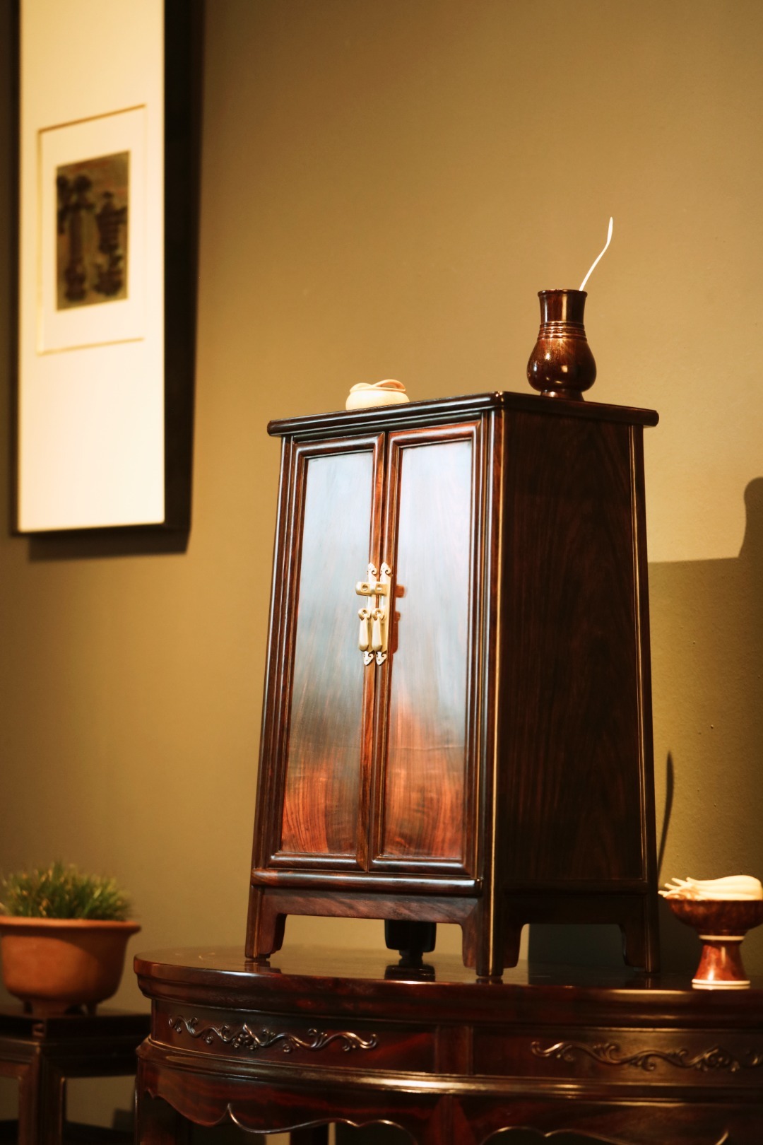 大红酸枝 | 圆角柜精品黑红老料，全独板制，对开纹理，工品兼备、文房藏物，茶室置