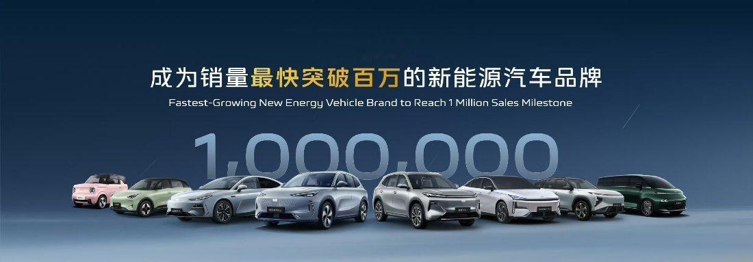 空间宽敞得不像话，3.7米车内有效长度、1.3米车内高度 ，88.3%得房率，空