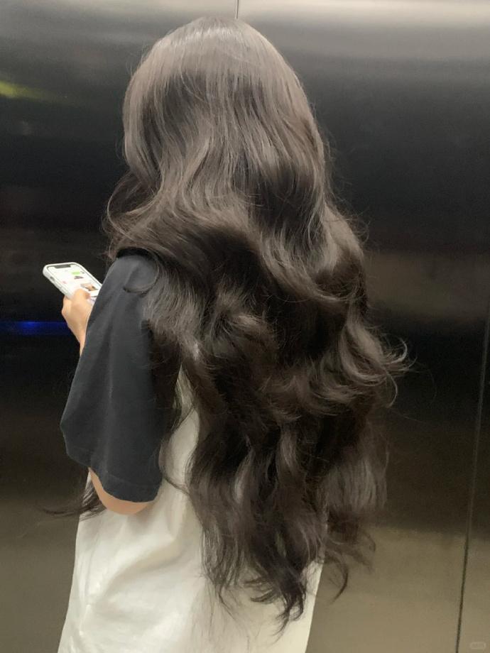 不知道你们有没有发现
头发细软的人，
基本上都是，
怕油怕塌的类型，
哪怕是天天