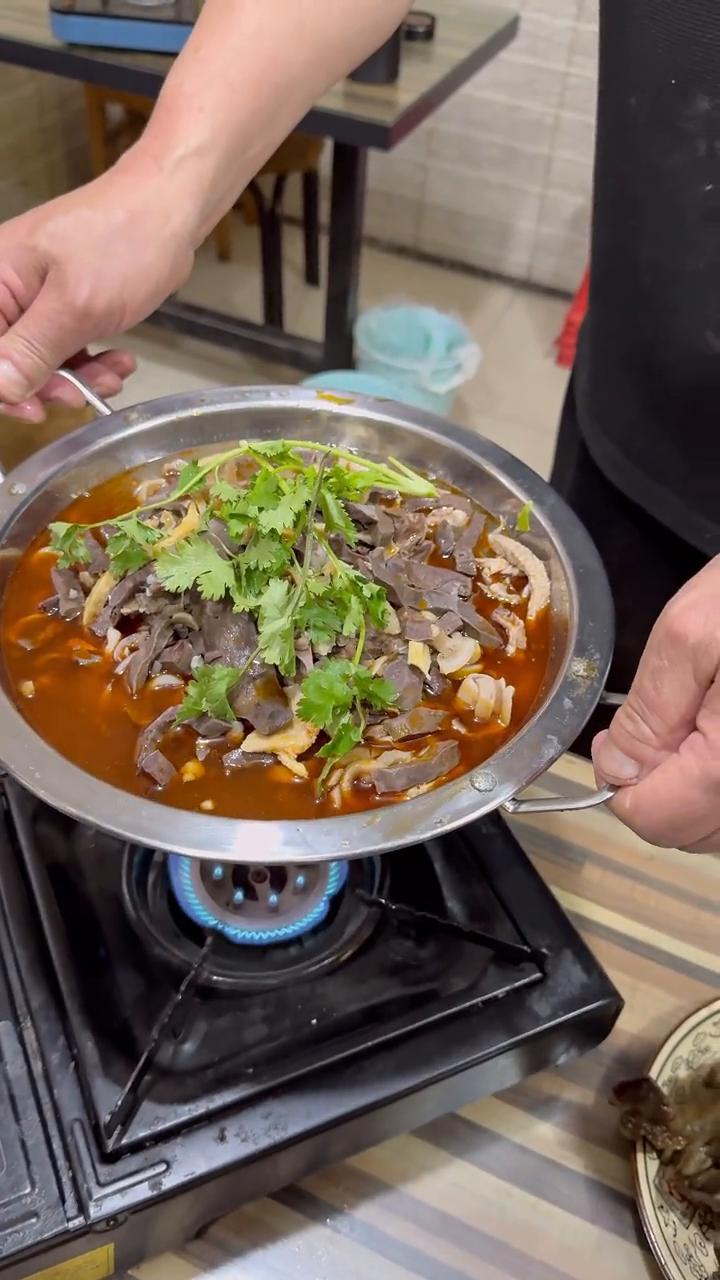 羊杂锅。
怼一个羊杂锅，两个饭菜，一份面，撑的肚皮疼，不够无限量续面，看到没有？