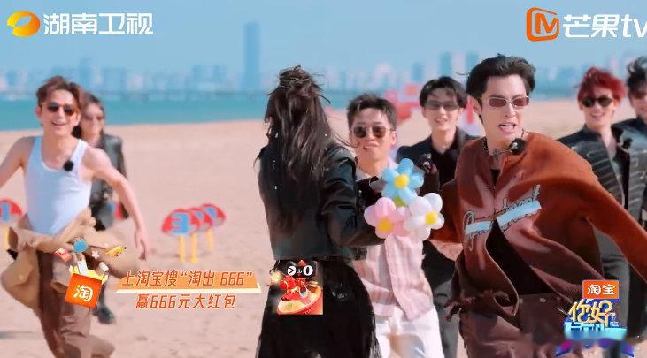 王鹤棣一把抢过孟子义的手捧花你好星期六 哇塞！在“Fun4猜猜猜”里，王鹤棣像开