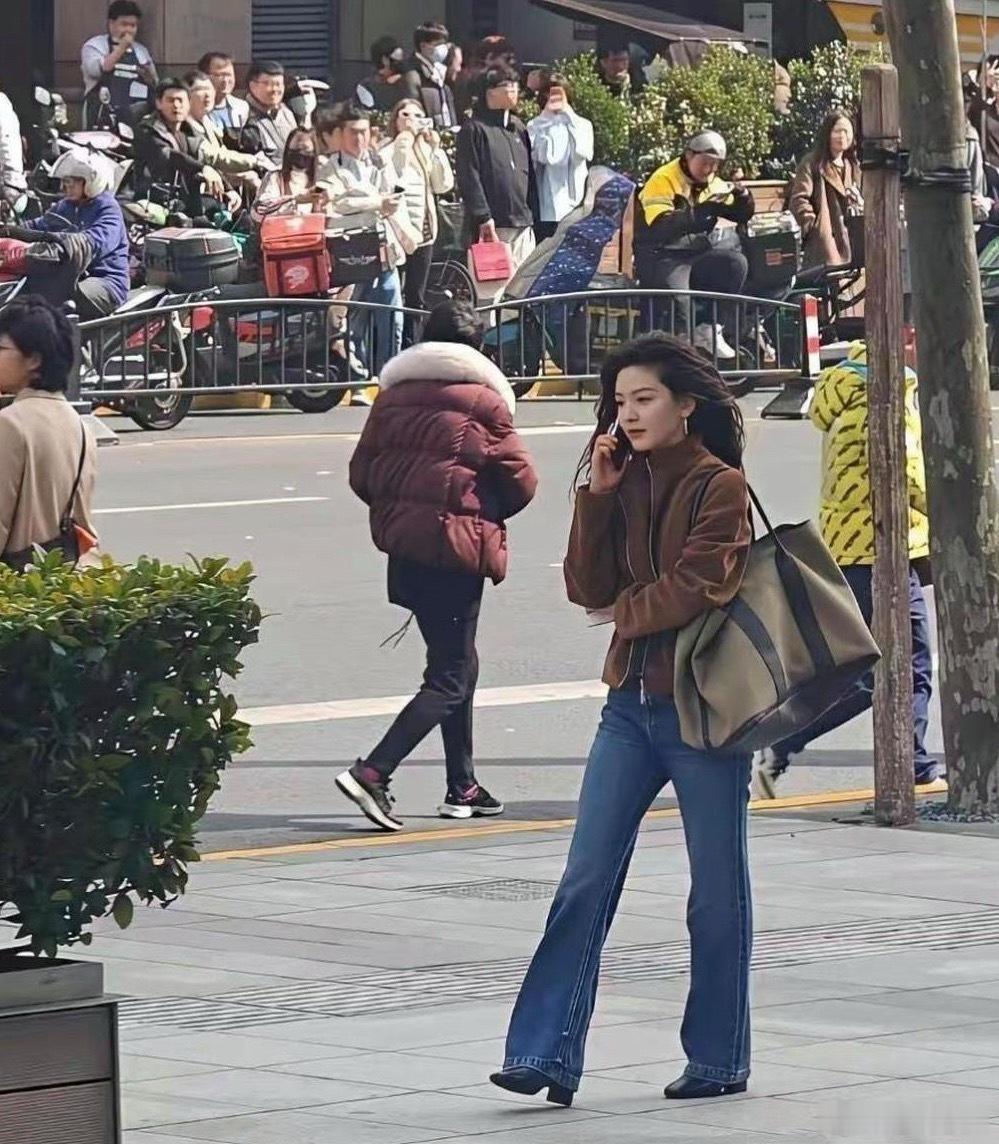 偶遇章若楠就懂了，明星的淡颜在现实中的冲击力有多大 ​​​