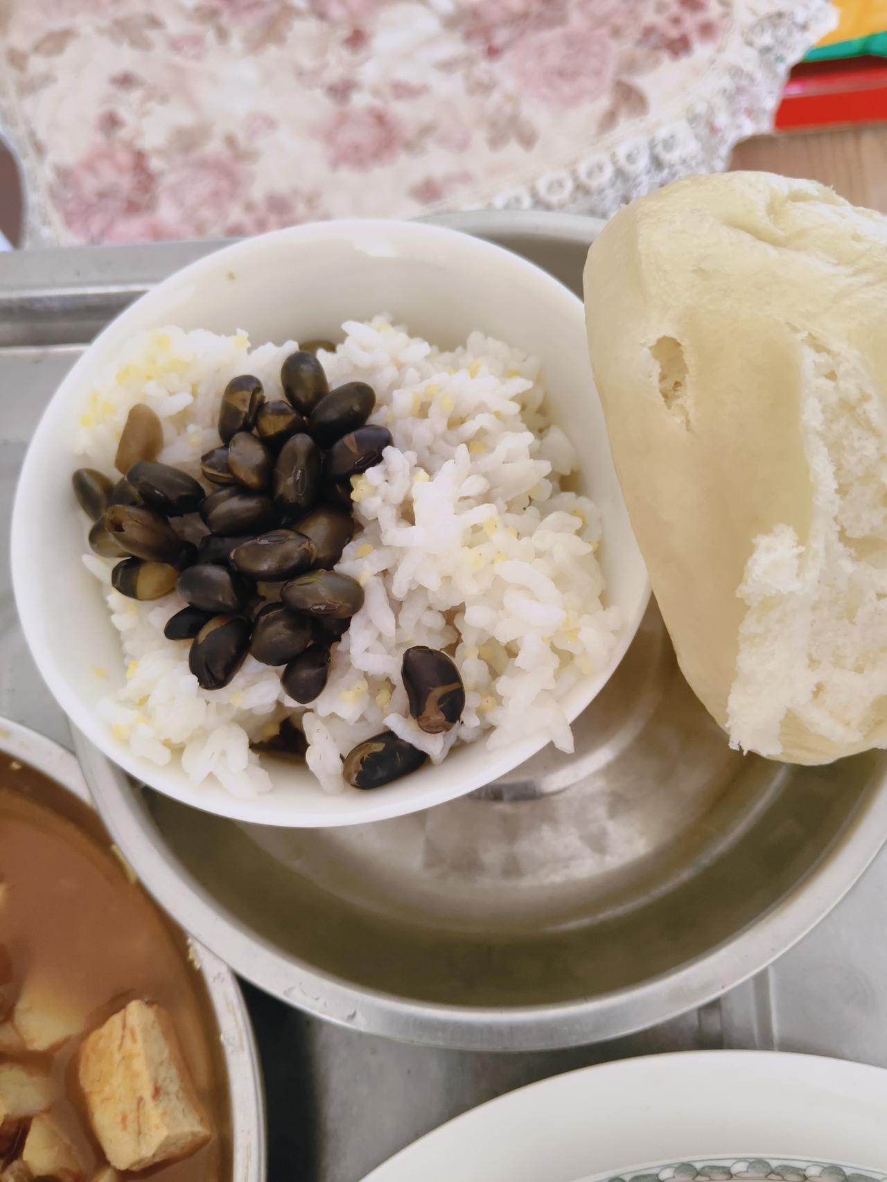 豆腐乳之殇
      食堂早餐有豆腐乳，还有很多小凉拌菜，但是都偏辣，我一吃辣