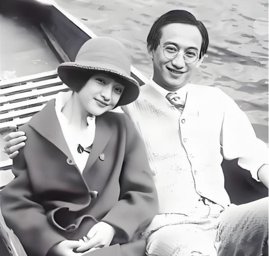 徐志摩死后一年，徐父在给儿子遗孀陆小曼汇生活费时，写了这样的话：你既然已经和翁瑞