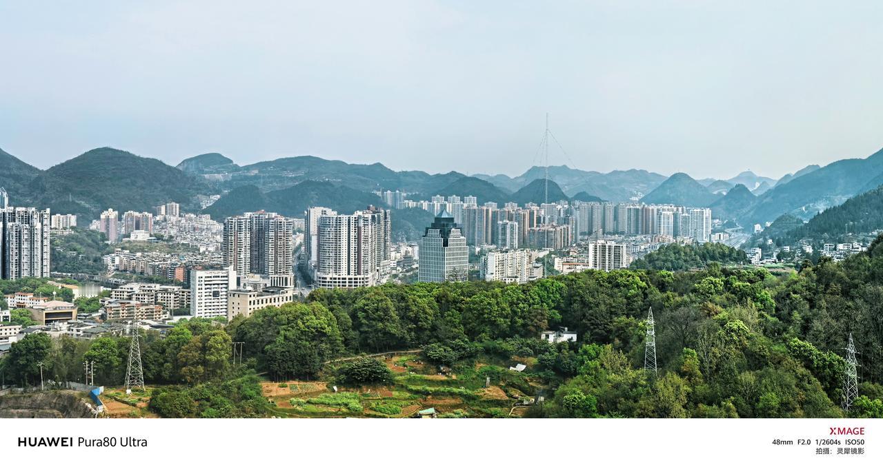 大山包围的城市一角，贵州省铜仁市