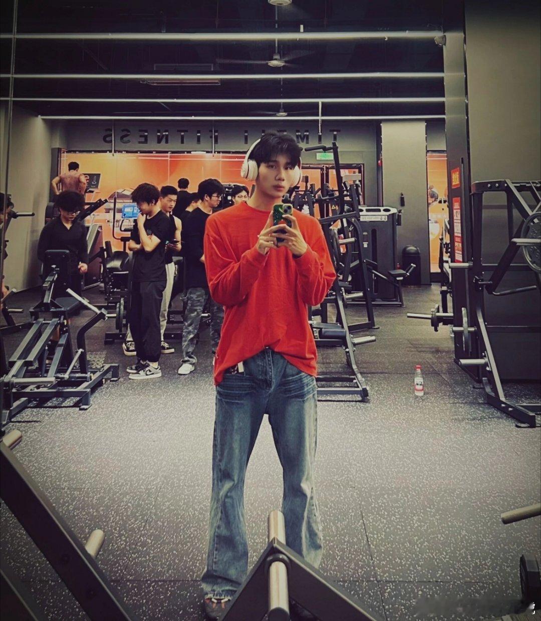 健身房倒闭教练自费上完877节课最近健身房倒闭的越来越多，大家还是要练起来。要不