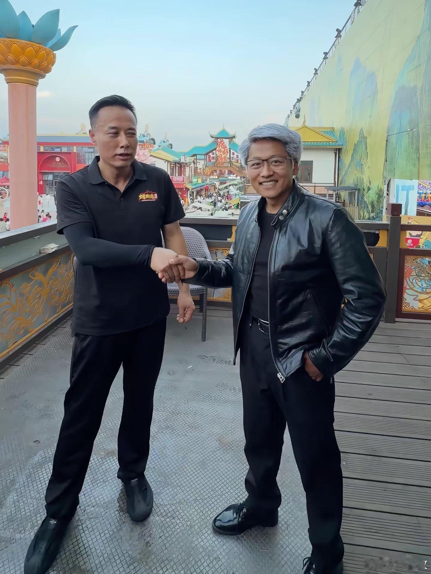 中国版马斯克，还有黄仁勋，终于在陕西线下碰面了。你别说，还真有画面感呢。在现场，