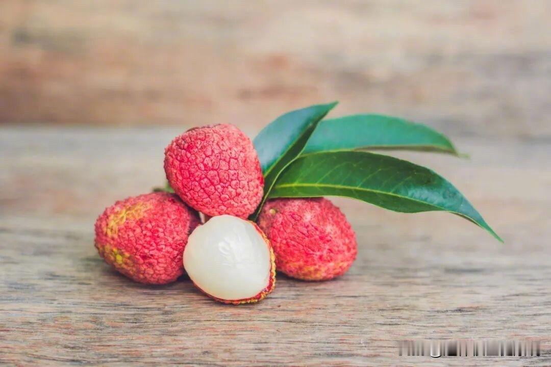 3. 夏日吃荔枝一大雷区，乱吃极易突发低血糖！

现在正是吃荔枝的季节，很多人放