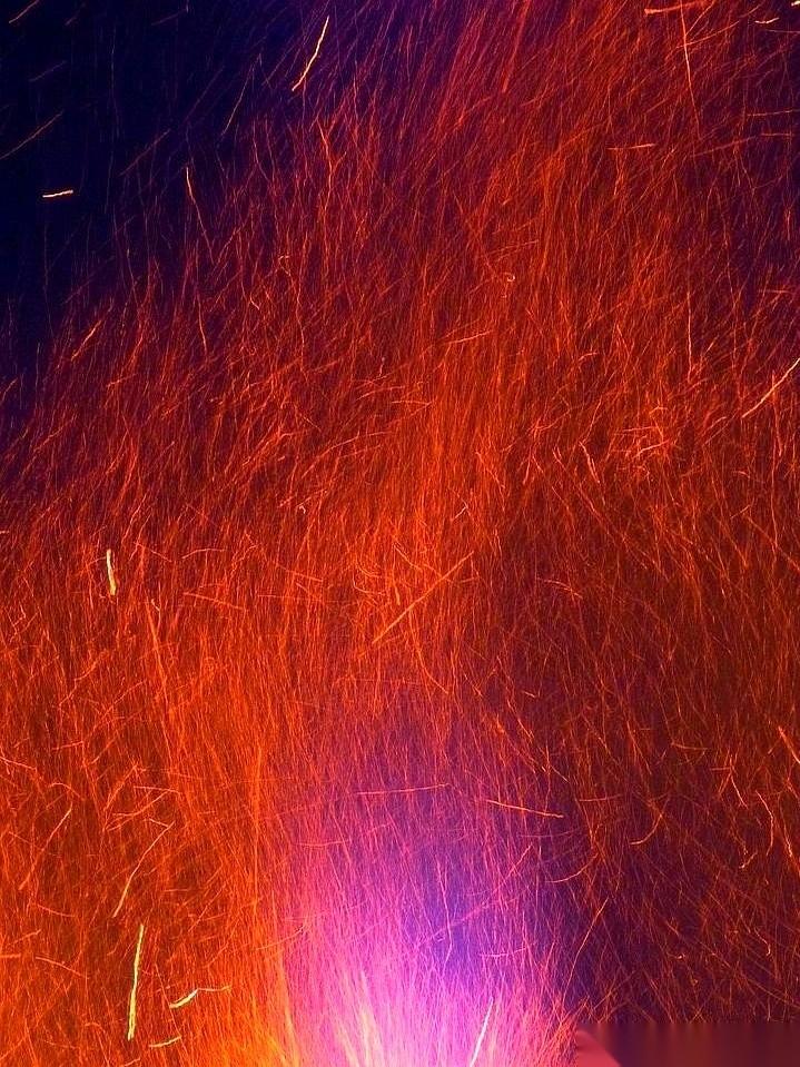 香港那栋楼烧成个火炬的样子，我估计很多人一辈子都忘不了。
电梯里、饭桌上，大家都