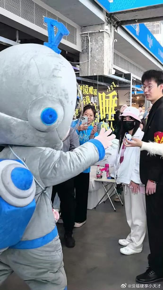 张杰鸟巢演唱会玩不过来了 快闪店抢周边、展览馆沉浸打卡、水立方合影留念，张杰给星