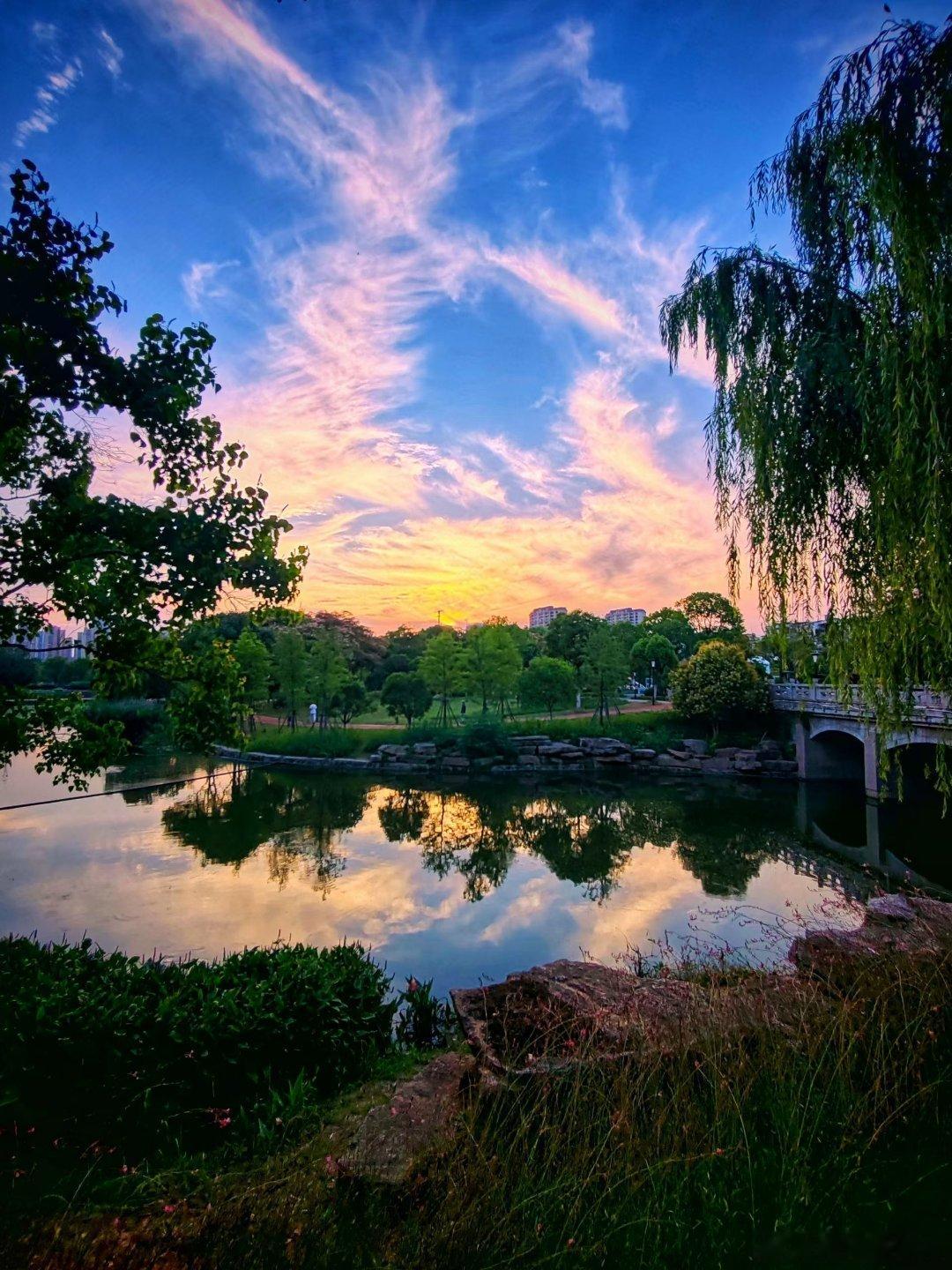 山美水美家乡美 东湖夕阳美如画闲立东湖临水滨，斜阳漫染远天云。晚风轻拂岸边柳，一