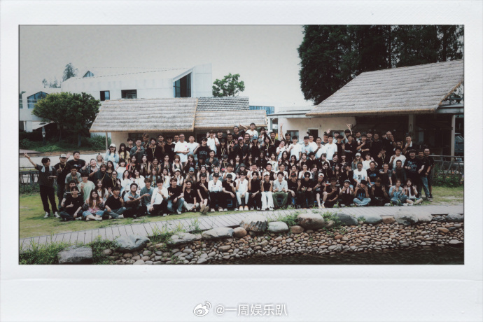 李昊晒种地吧4收官大合照李昊我们不只是在种地 恭喜种地吧4顺利收官，感谢李昊带来