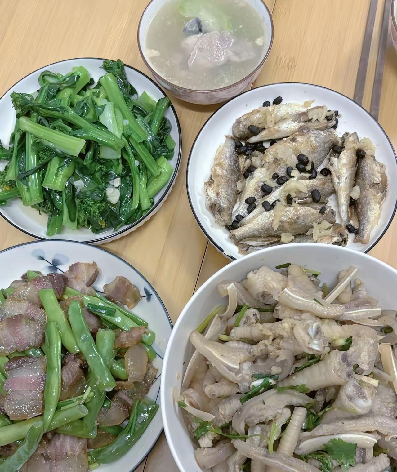 婆婆生病了，做了个小手术，每天的一日三餐都是我精心照顾，当初我坐月子，婆婆都没怎