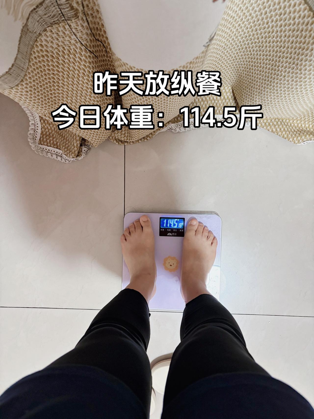 泪水打湿我的减脂餐，发誓瘦到105斤
今日早餐：全麦面包+生菜+无油煎蛋+冬瓜薏