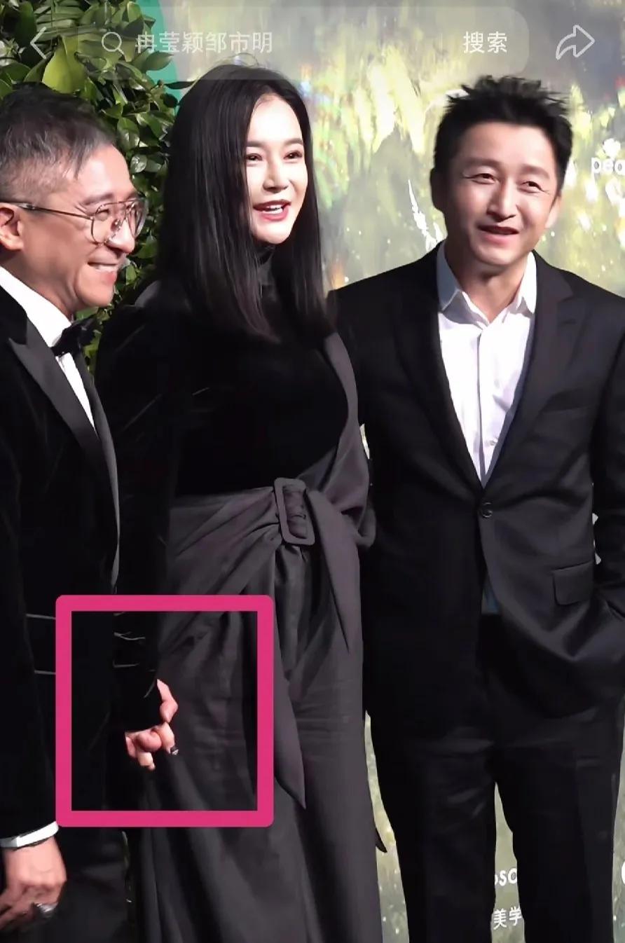 你说一个有夫之妇，会在公共场合，跟另一个男人十指紧扣吗？

一段邹市明夫妇出席活