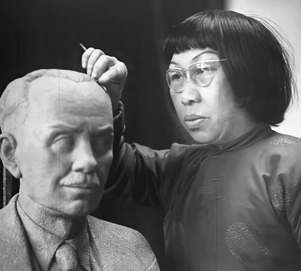 1908年，13岁的潘玉良被亲舅卖进窑子，鸨儿嫌她塌鼻阔嘴，丑得瘆人，不收。
