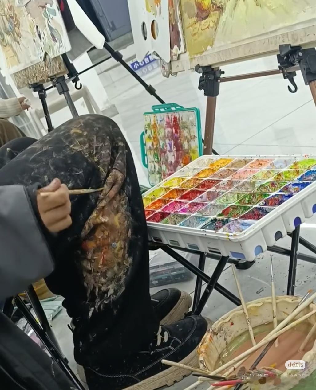 美术生看了没绷住日夜泡在画室反复打磨画作，熬尽心血却不及随手涂鸦受人追捧，其中心