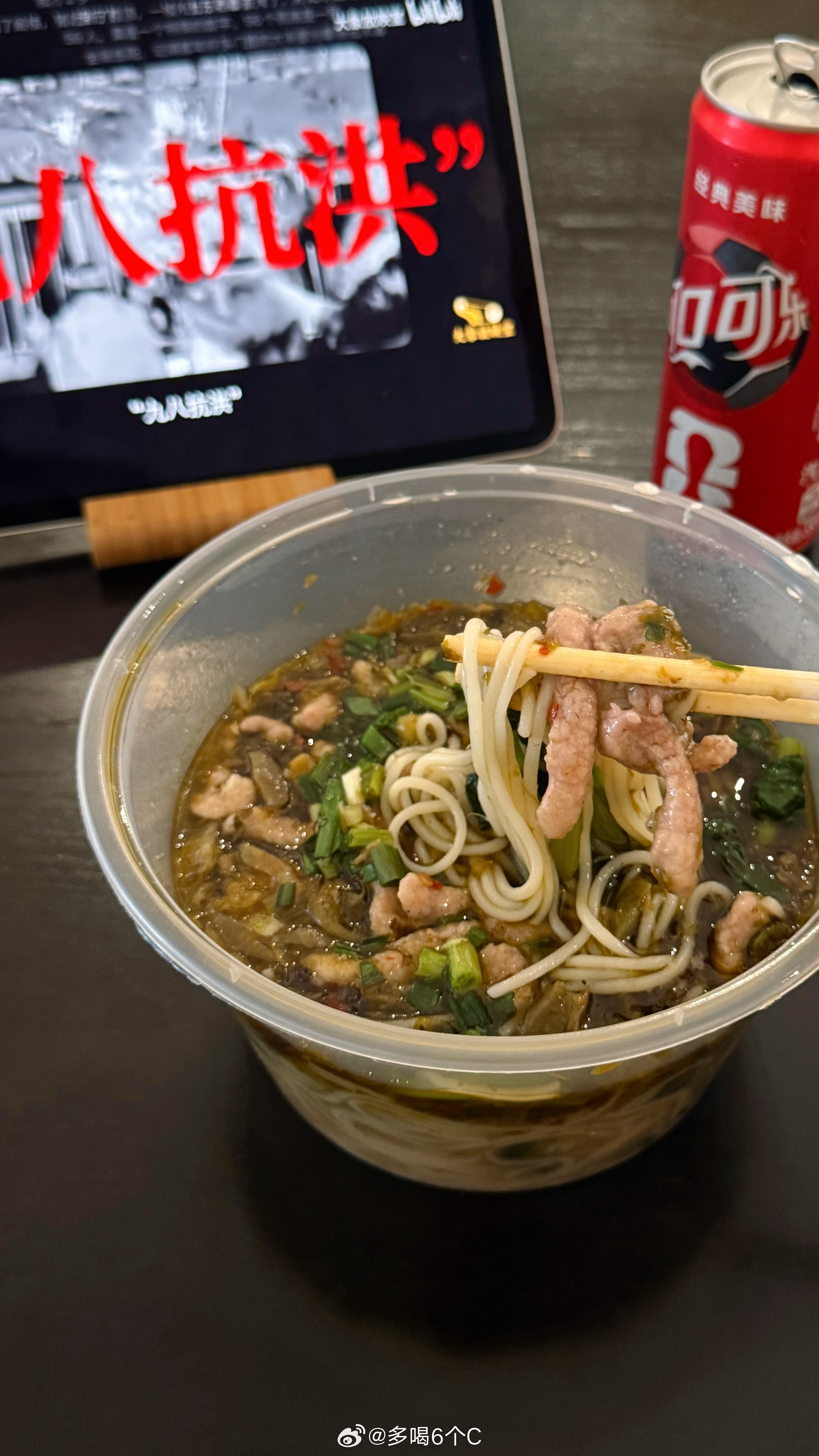发现附近新开面馆的酸菜肉丝米线和零几年乡村基的酸米味道十分之接近，还原度80%吧
