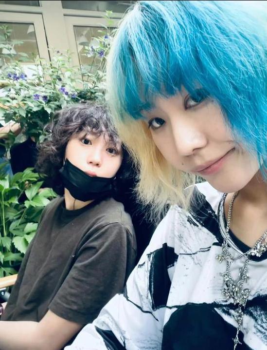 王菲大女儿窦靖童，和妹妹窦佳嫄一起喝下午茶！小5岁妹妹一头蓝黄色挑染短发个性有范