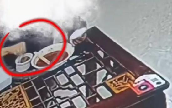 江苏一男子进店要了碗8元鸡蛋面，刚尝一口便嫌太咸，店家解释称其辣椒酱放多了，小伙