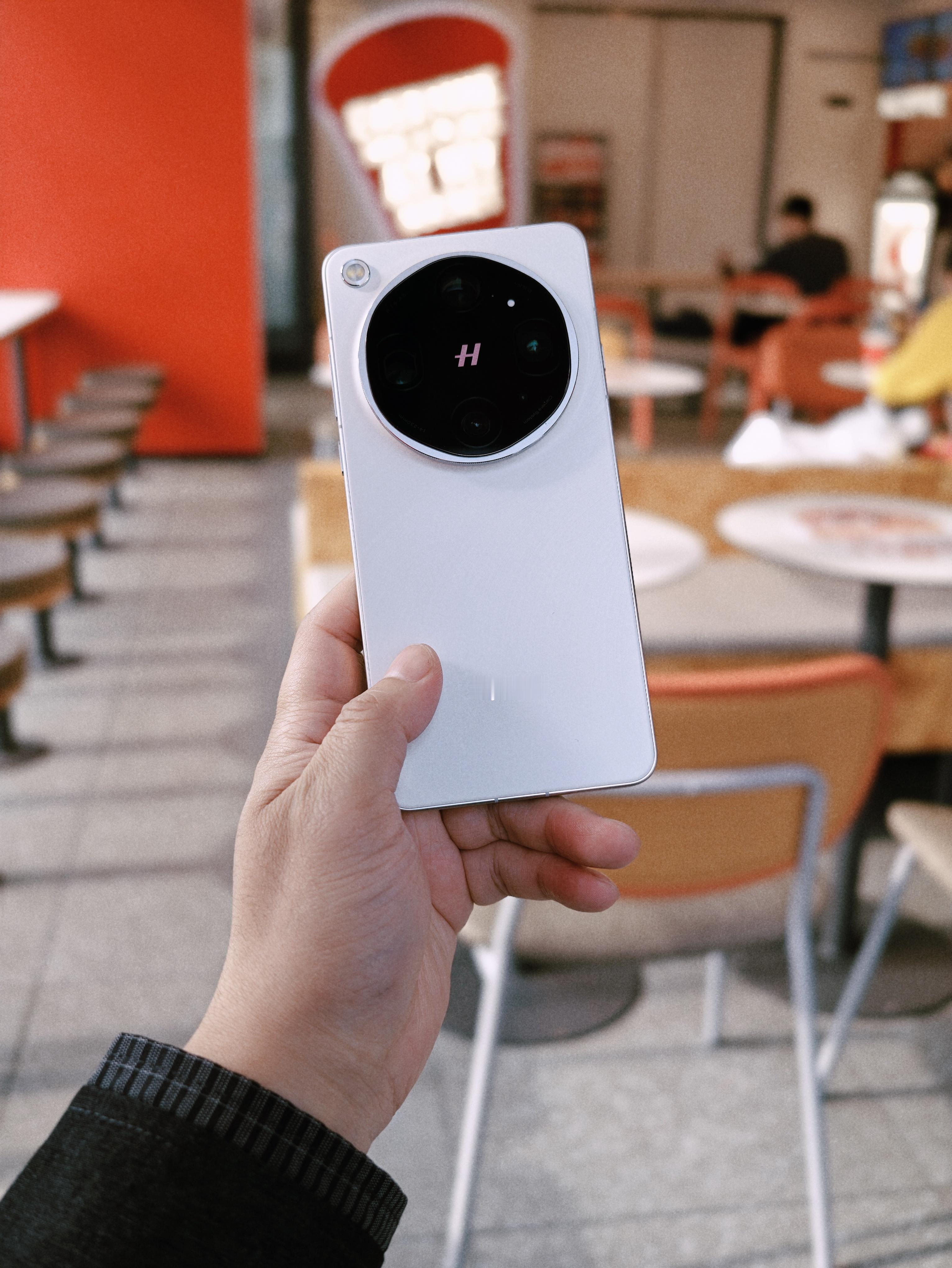 OPPO  Find X9 Ultra 还得是白色～如果没有后面那个纹理就更好了