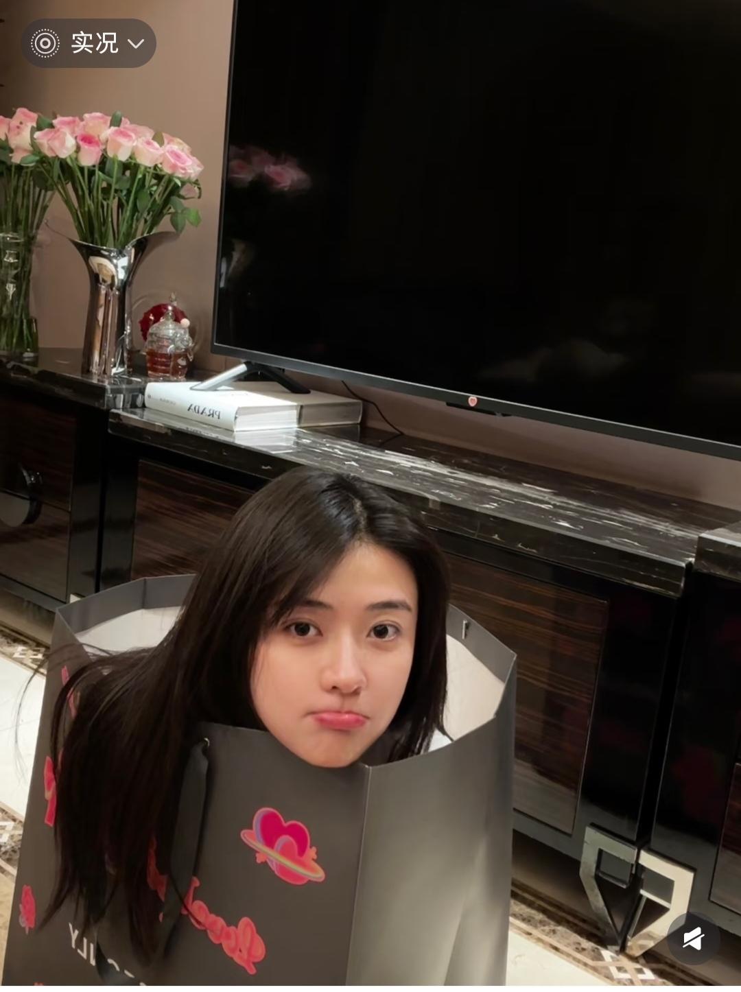 梁洁，真的好瘦小啊！