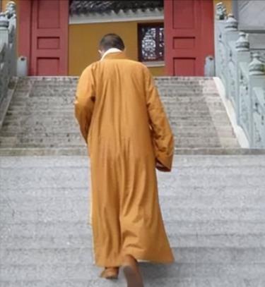 2010年，云南灵照寺方丈释永修意外身亡，僧众整理遗物时，竟意外发现他有474万