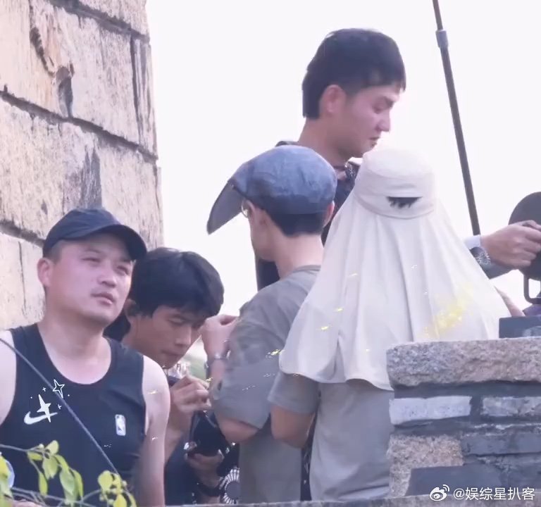 肖战脱了一件里面还有一件 天气热到融化，肖战脱衣的动作帅到结冰，直到看见里面那件