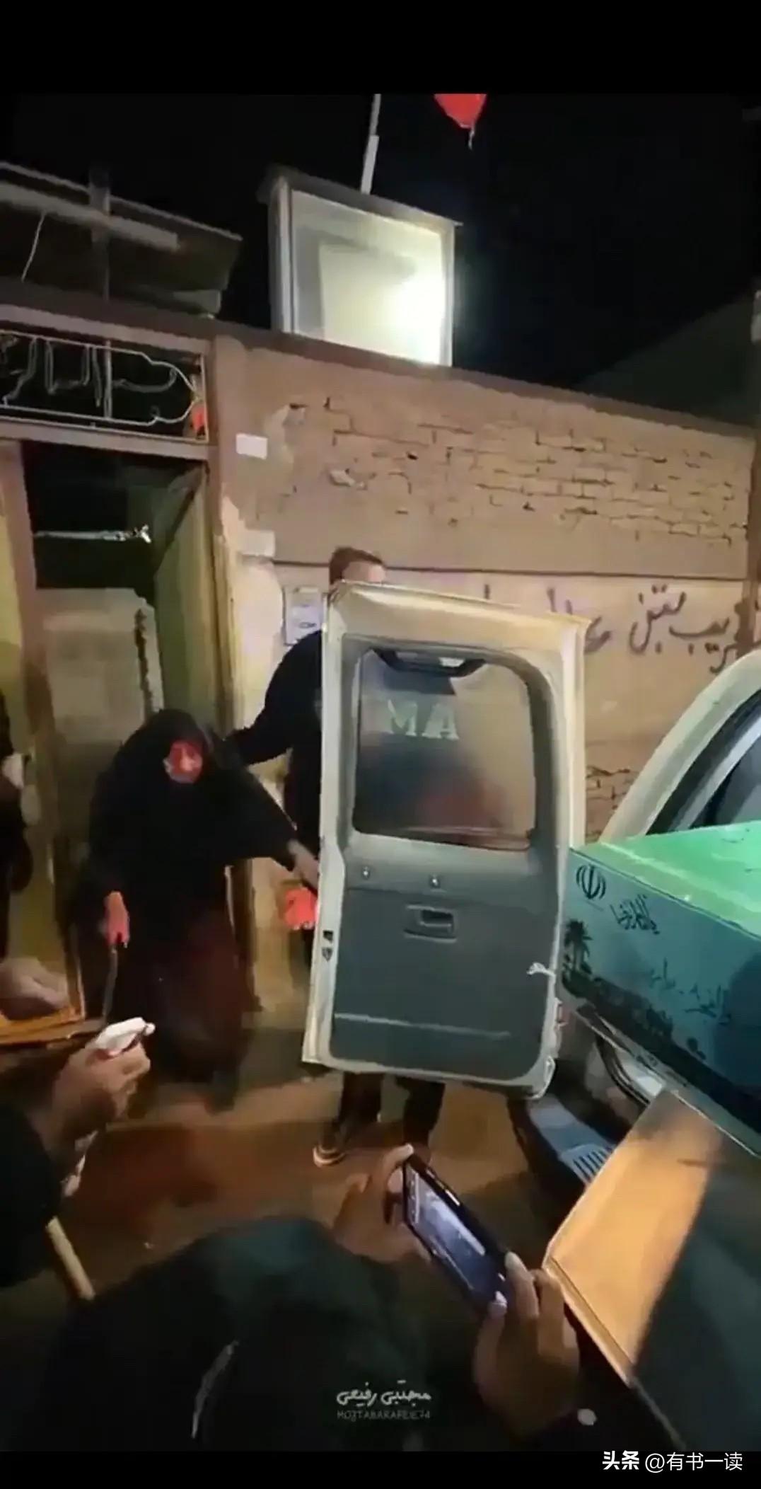 位高权重，却家徒四壁！
拉里贾尼的老母亲含泪送别儿子，镜头扫过简陋的居所，没有奢