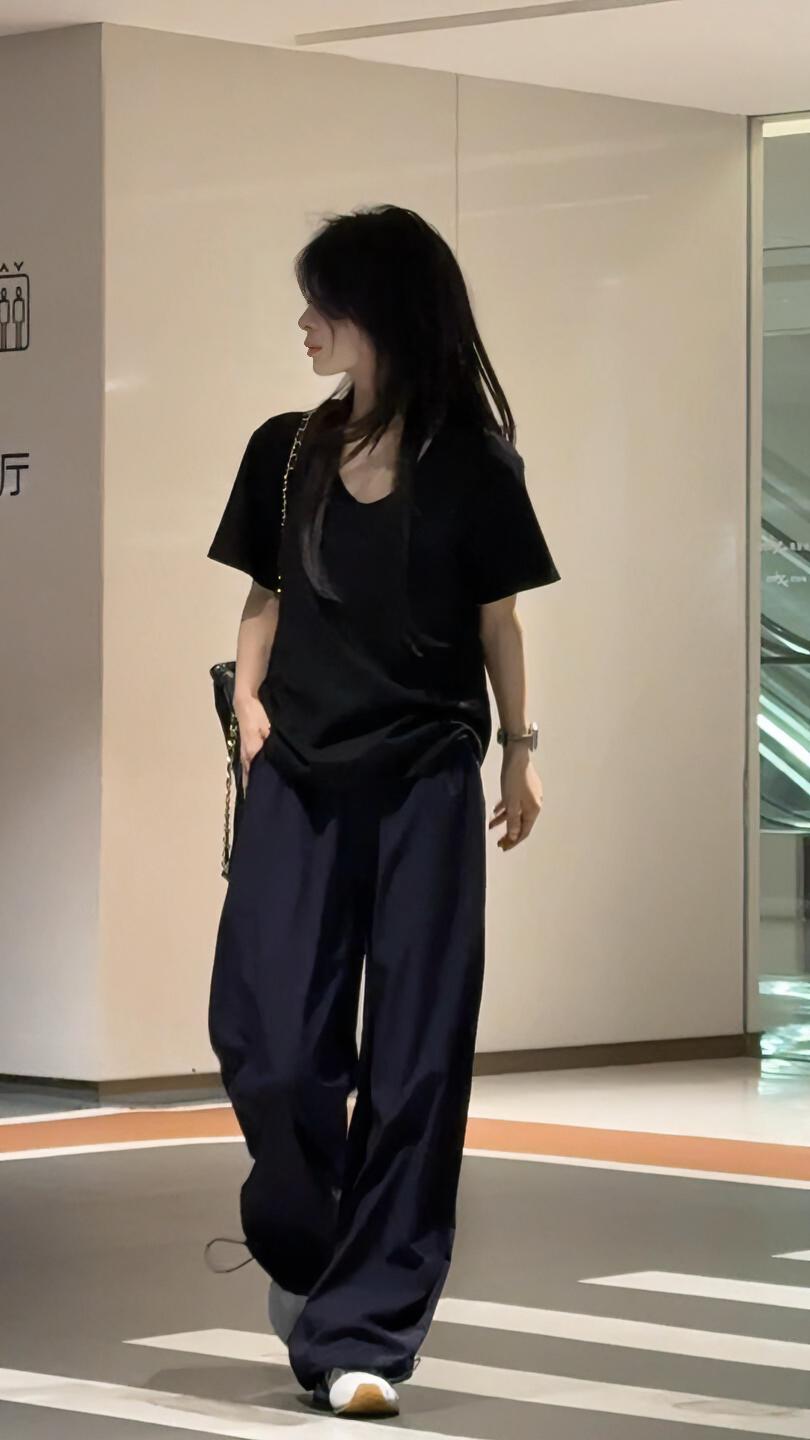 低饱和打开淡人一周穿搭。